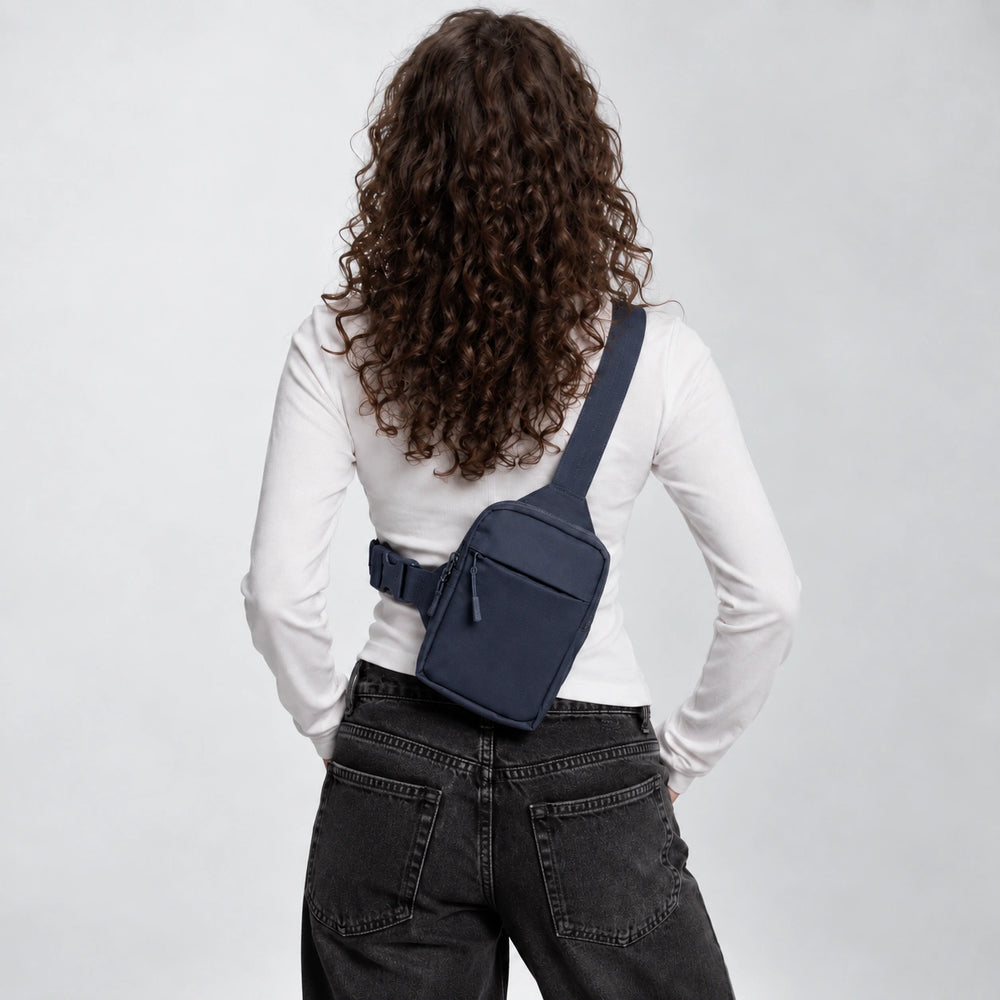Crossbody Bag 2.0 Navy back lifestyle